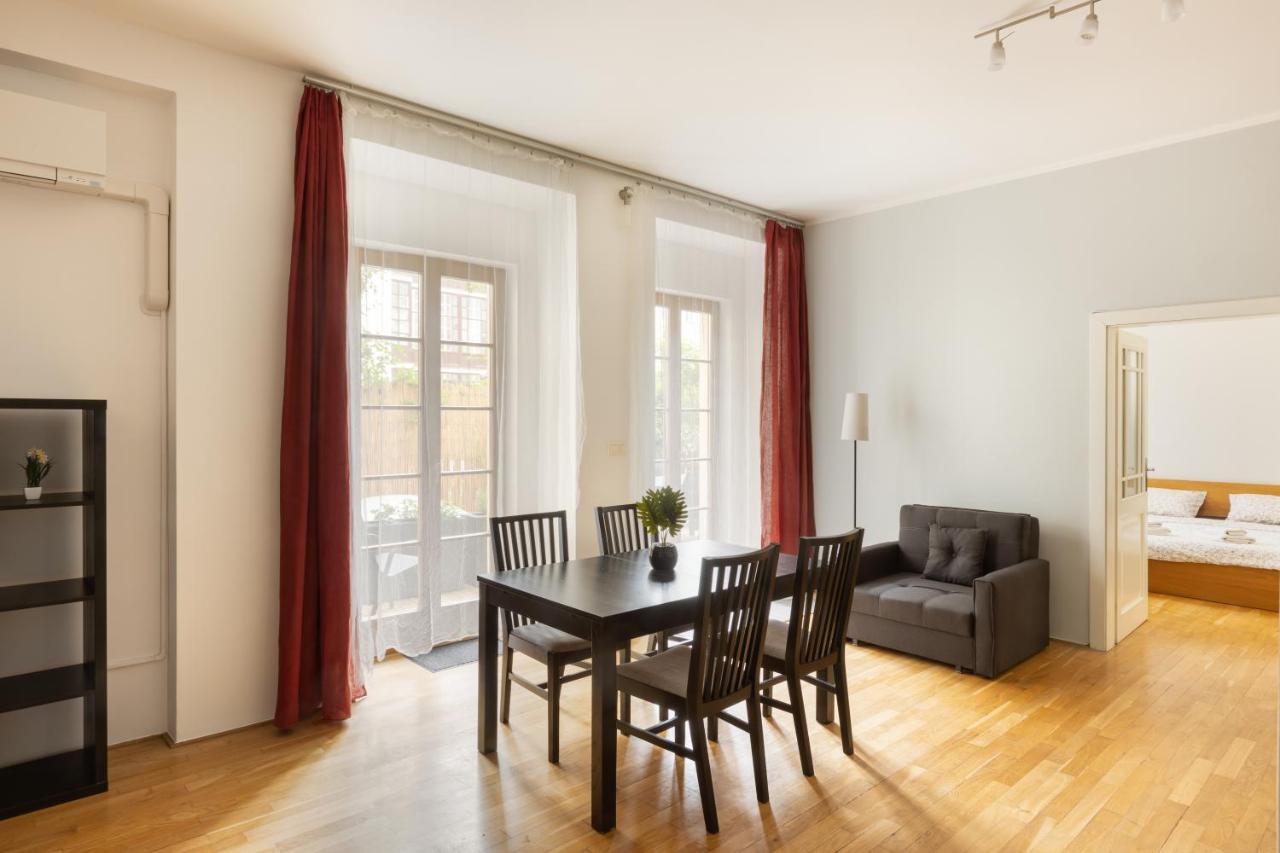 City Centre Garden Apartment With Parking Prag Eksteriør billede