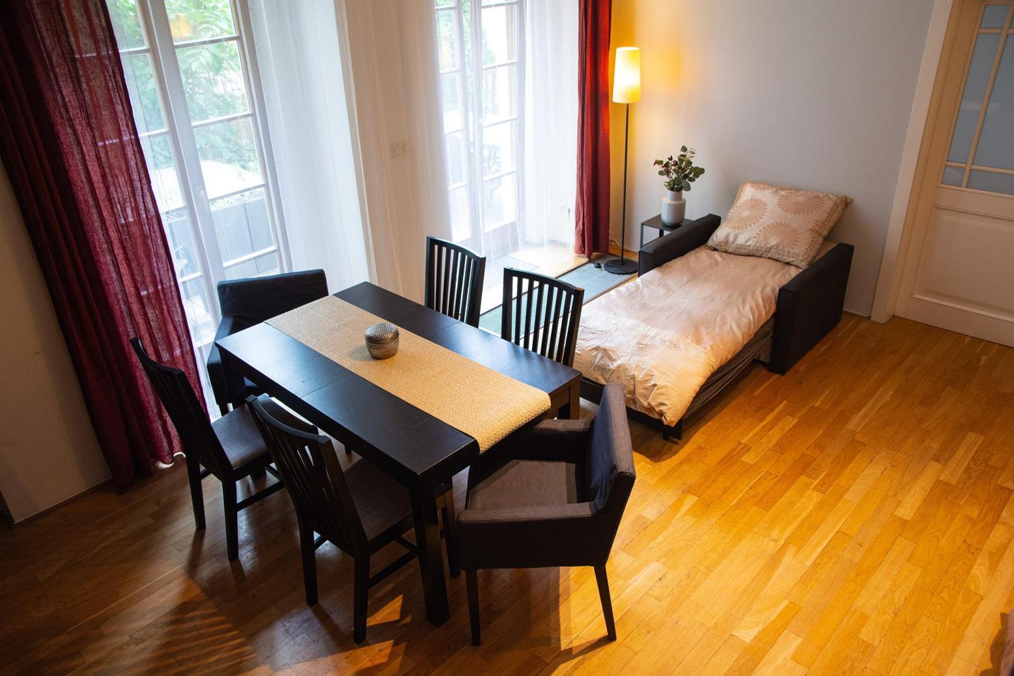 City Centre Garden Apartment With Parking Prag Eksteriør billede